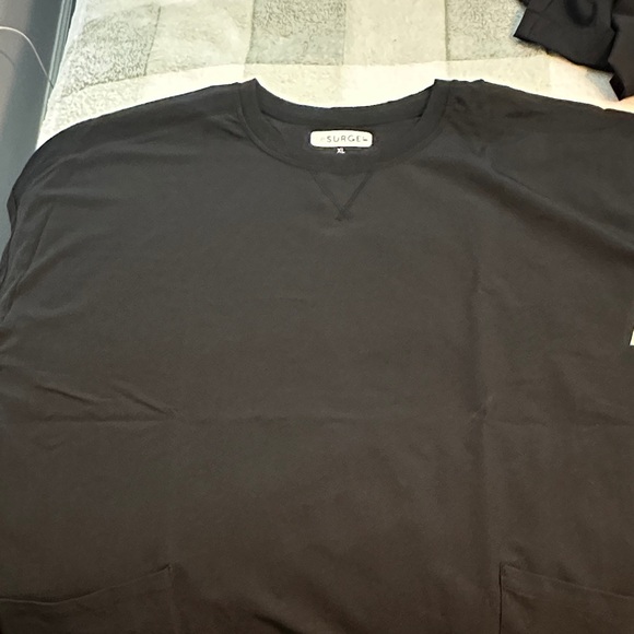 Resurge Crewneck scrub top - Picture 1 of 4